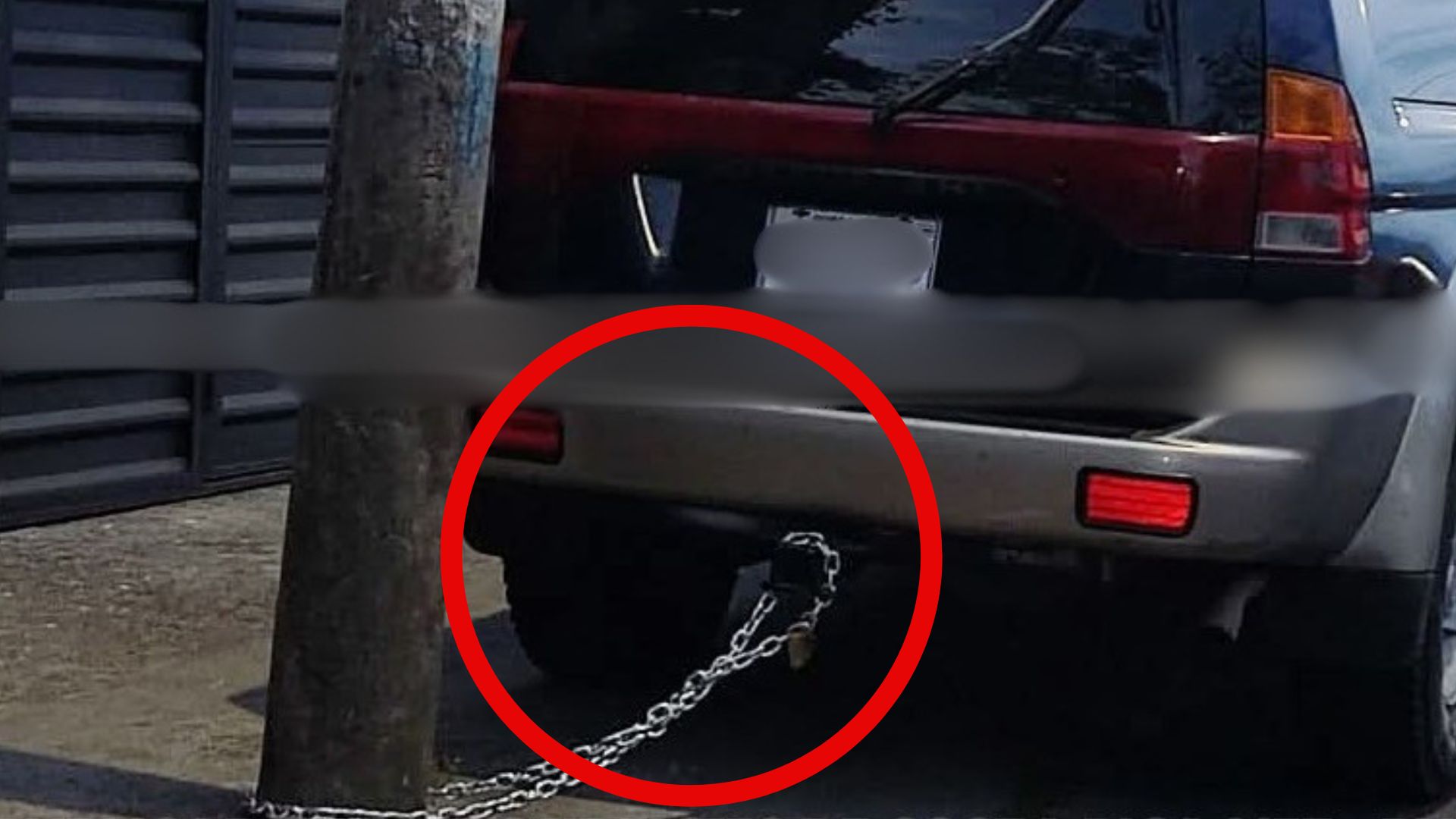 ¡Insólito! Encadenan carro a un poste para evitar que se lo roben en plena calle