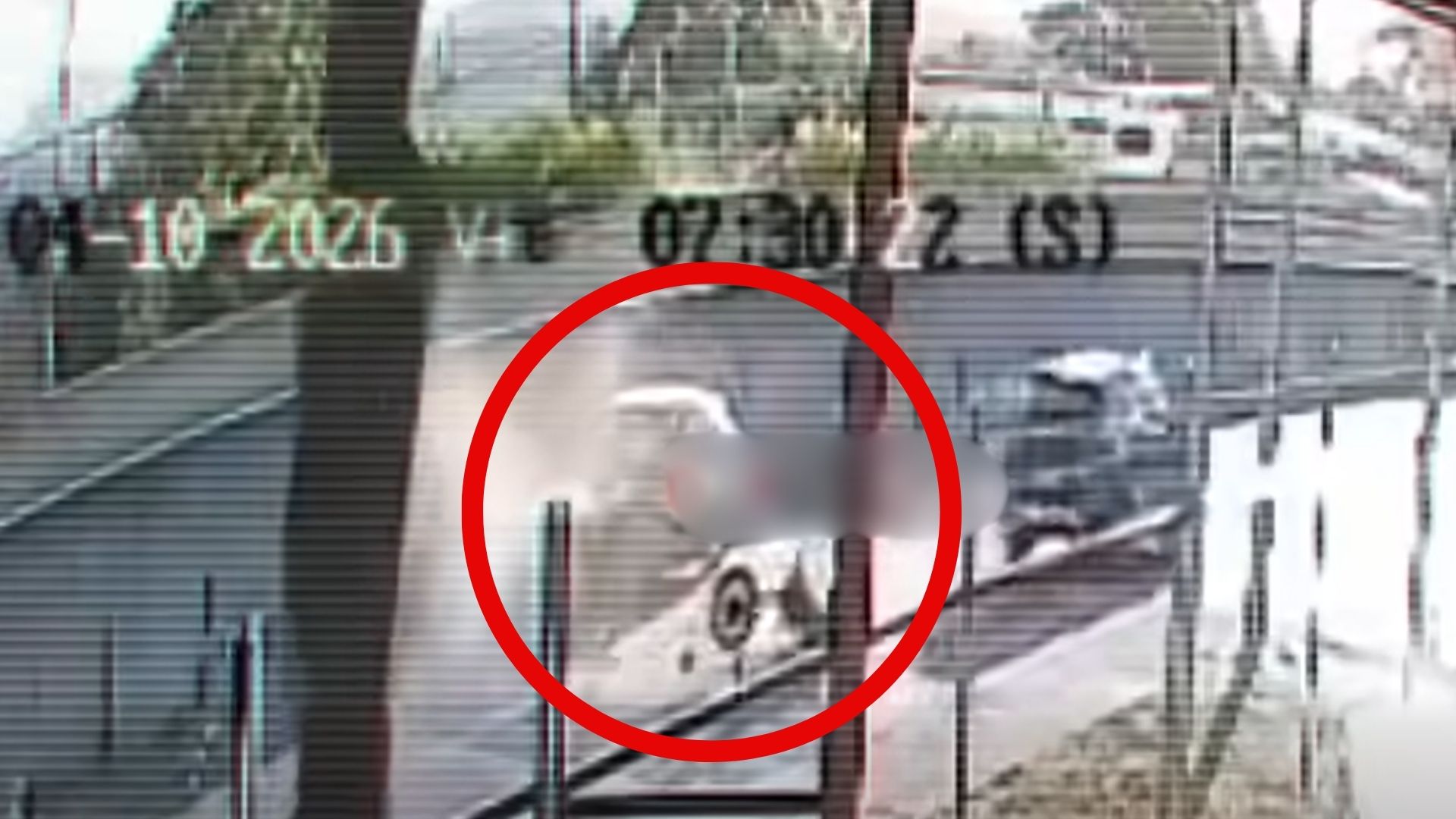 Motociclista sale volando y da varias vueltas en el aire tras violento choque