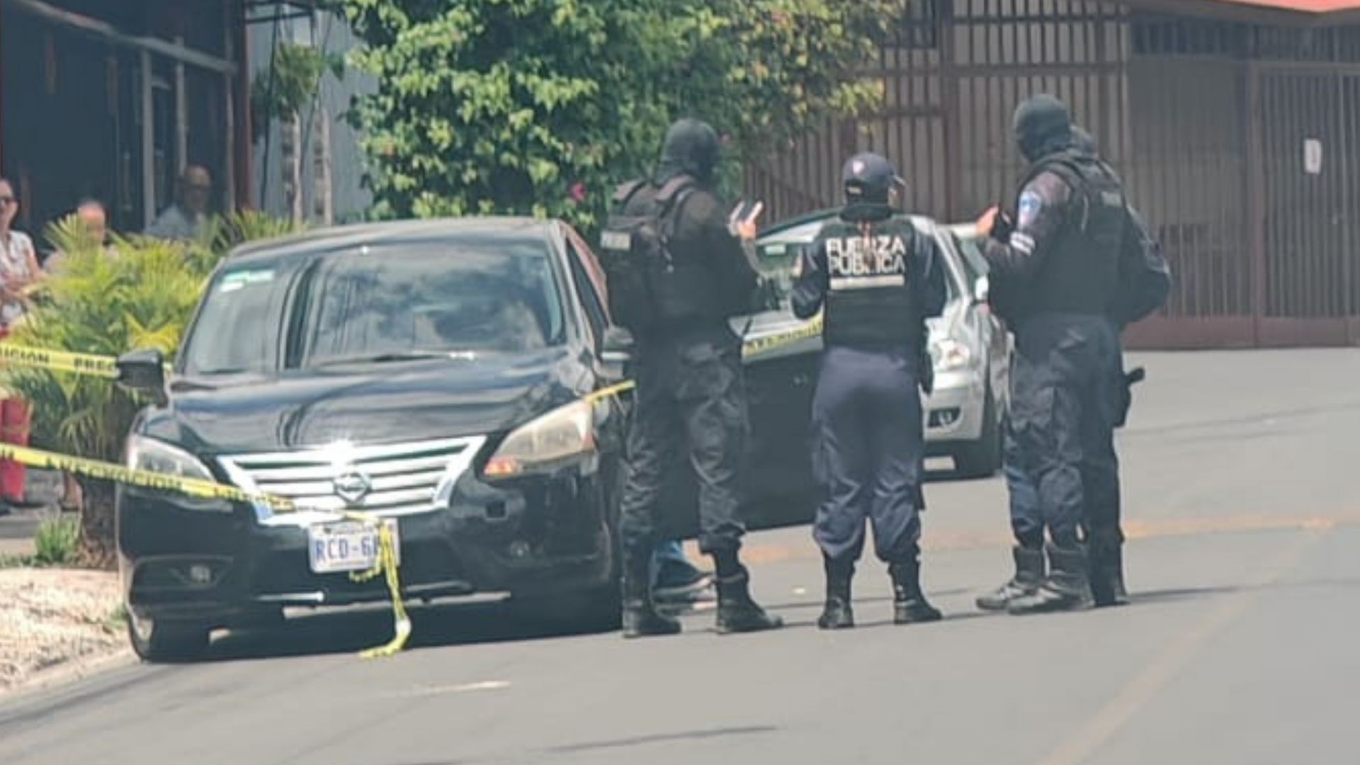 Hombre aparece muerto dentro de su carro en plena vía pública de San José
