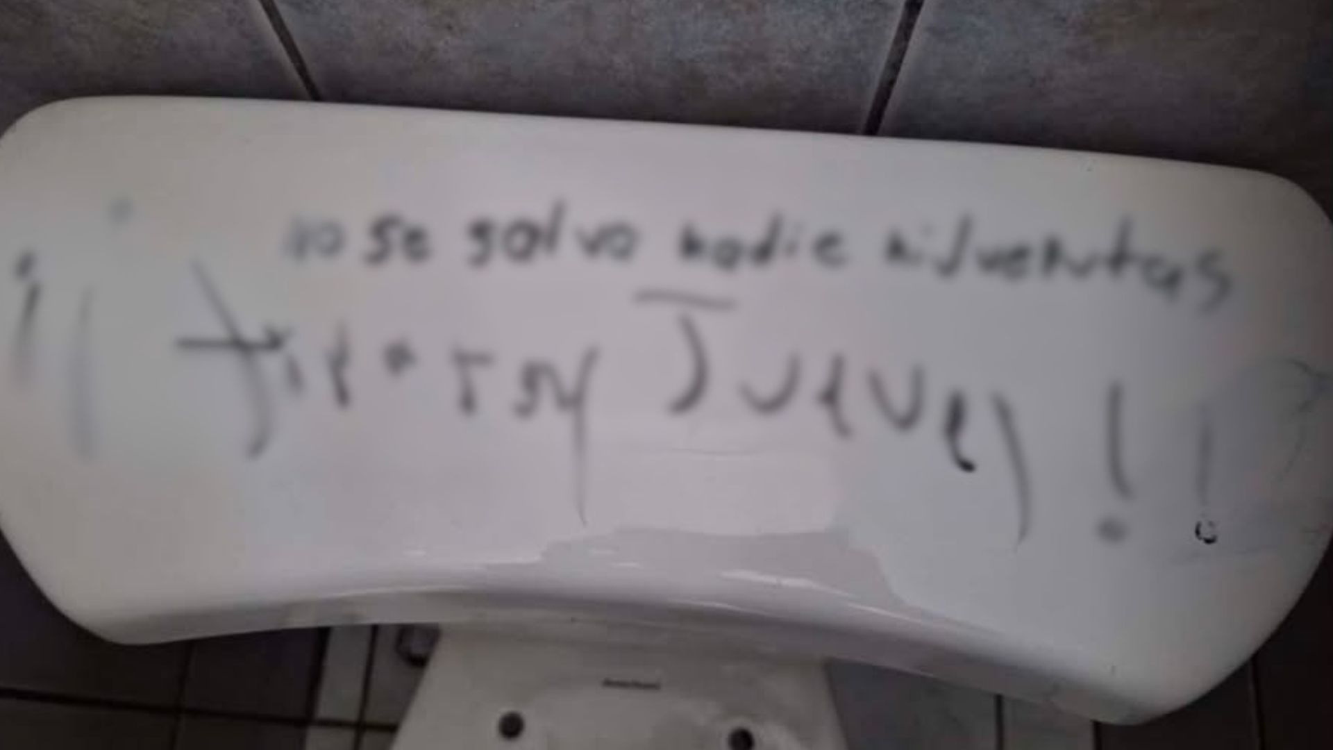¡Alerta total! El aterrador mensaje de estudiante dentro de un baño en centro educativo