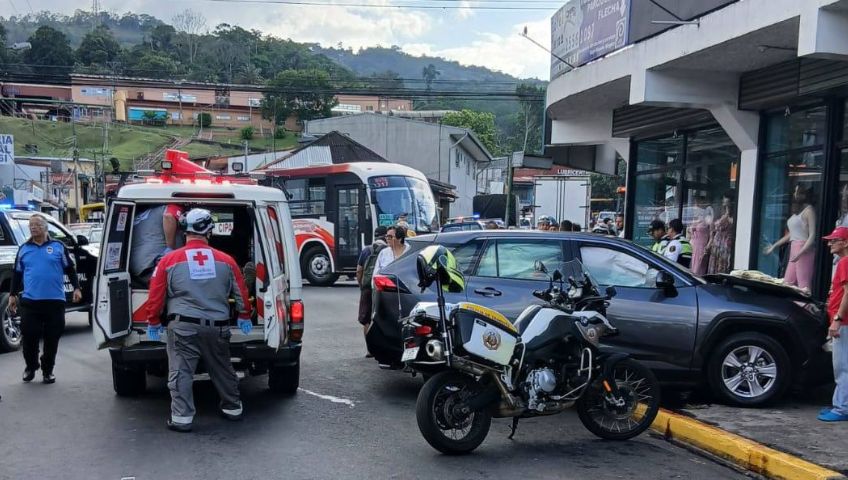 ¡Impactante! Vehículo fuera de control choca contra tienda y atropella violentamente a peatón