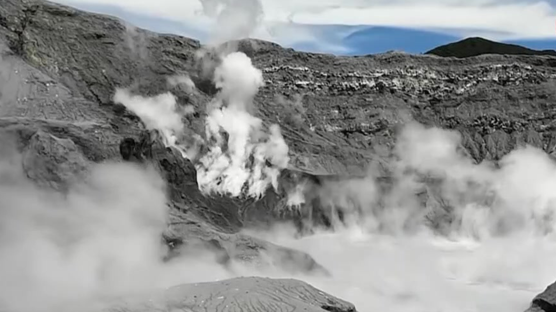Erupción en el Volcán Poás provoca desprendimiento de una de sus paredes