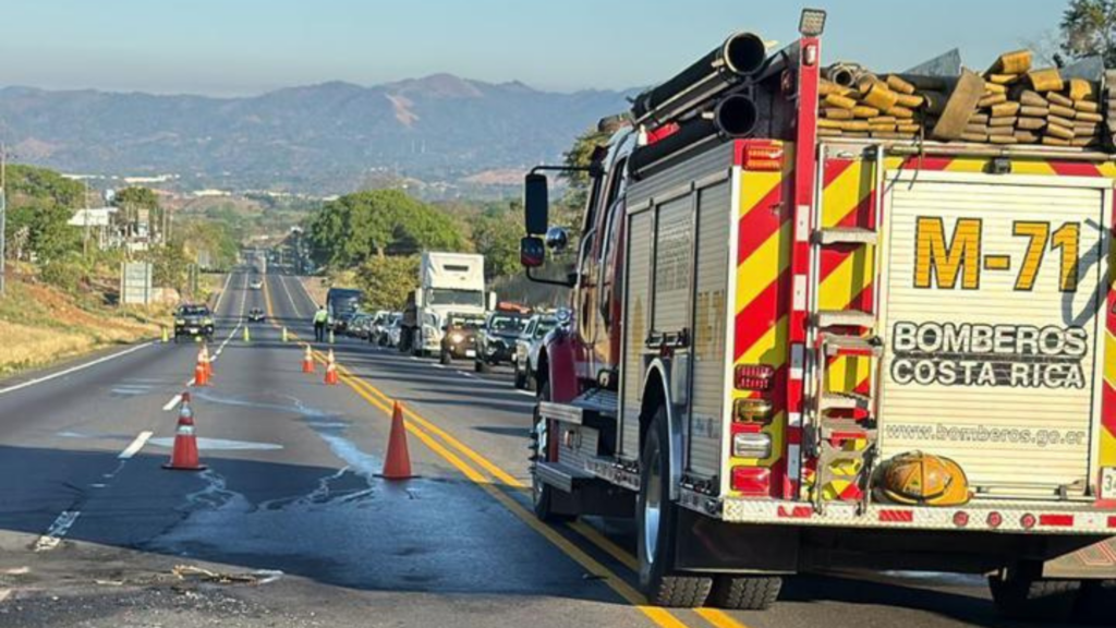 Increíble: Motociclista atropella a bombero mientras atendía emergencia