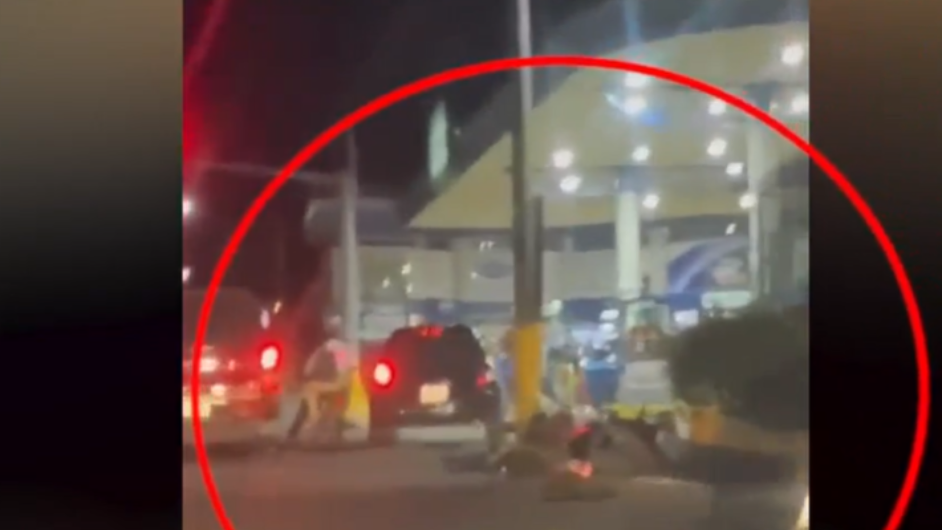 Increíble video: Conductor atropella brutalmente a dos personas tras discusión y huye del lugar