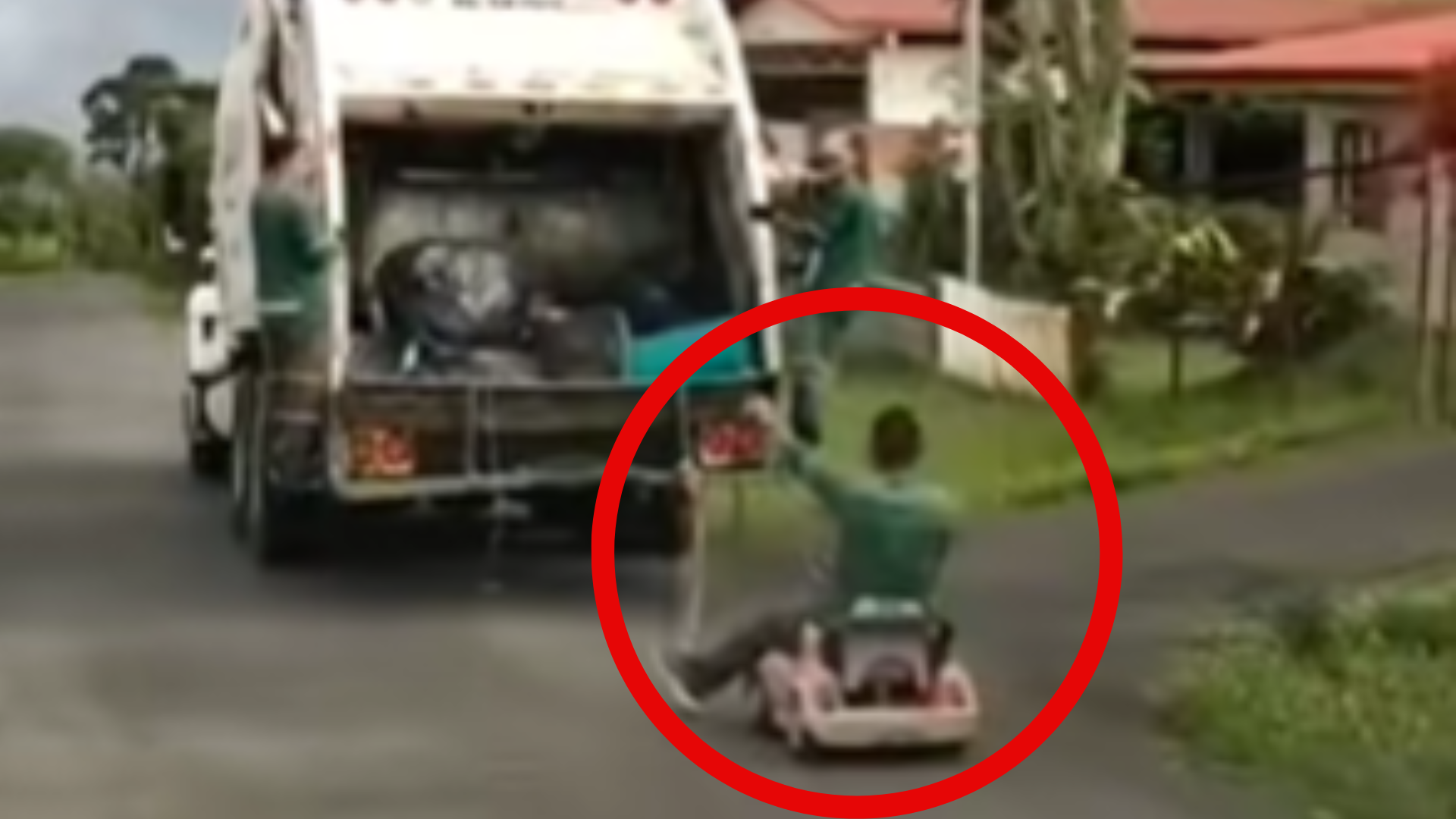 Insólito: Captan recolector de basura amarrado al camión mientras monta un carrito de juguete