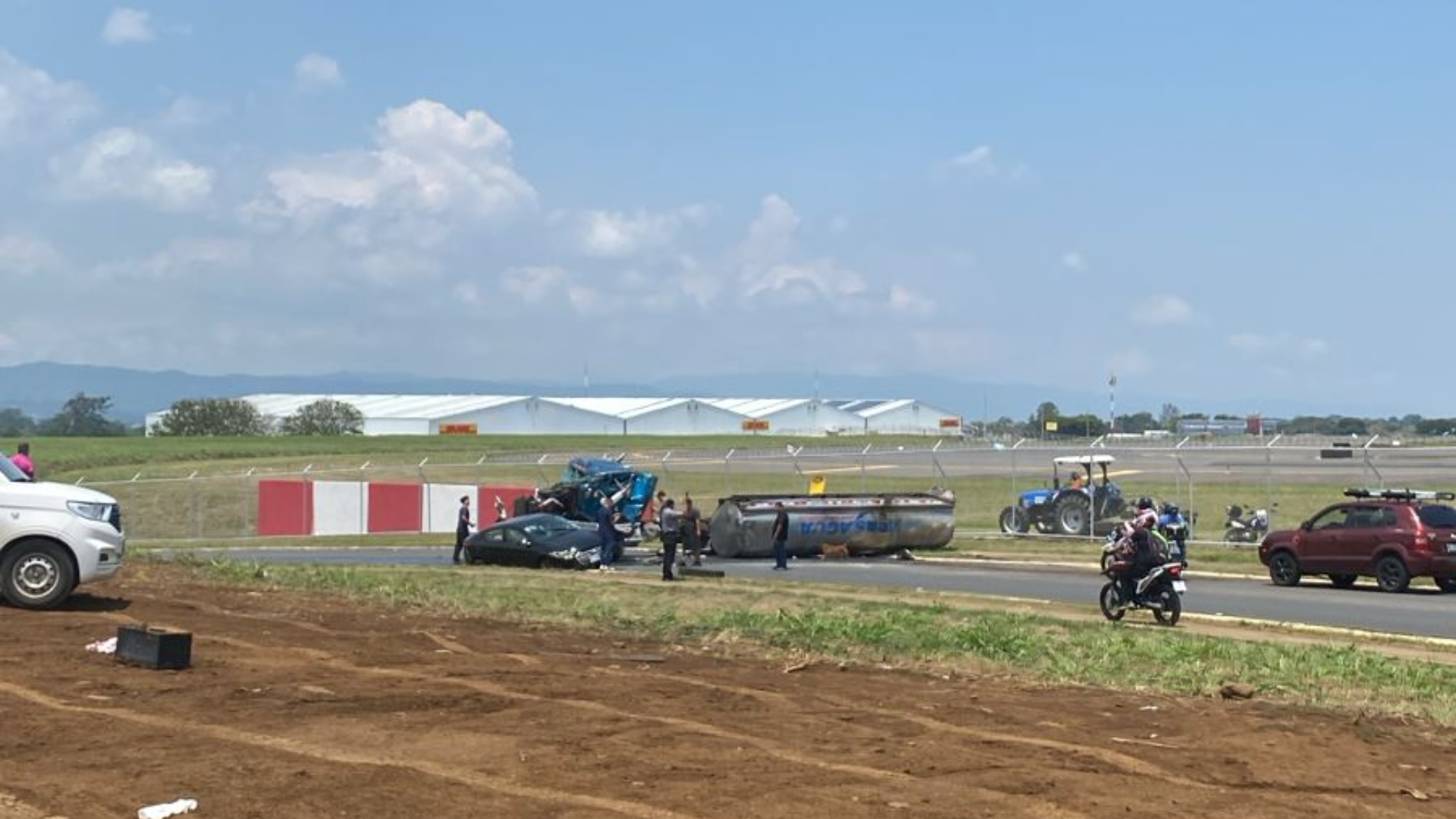 Brutal accidente entre cisterna y carro deja personas prensadas cerca del Aeropuerto