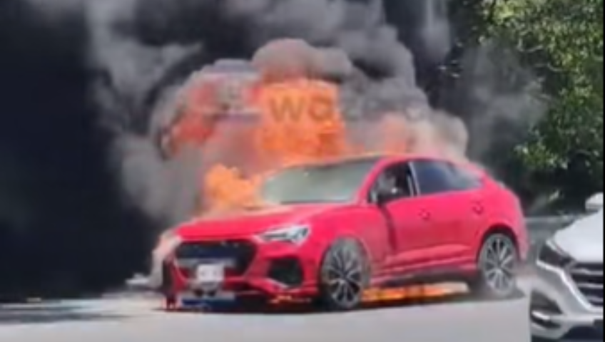 Carro alza en llamas a pocos metros de reconocido centro comercial