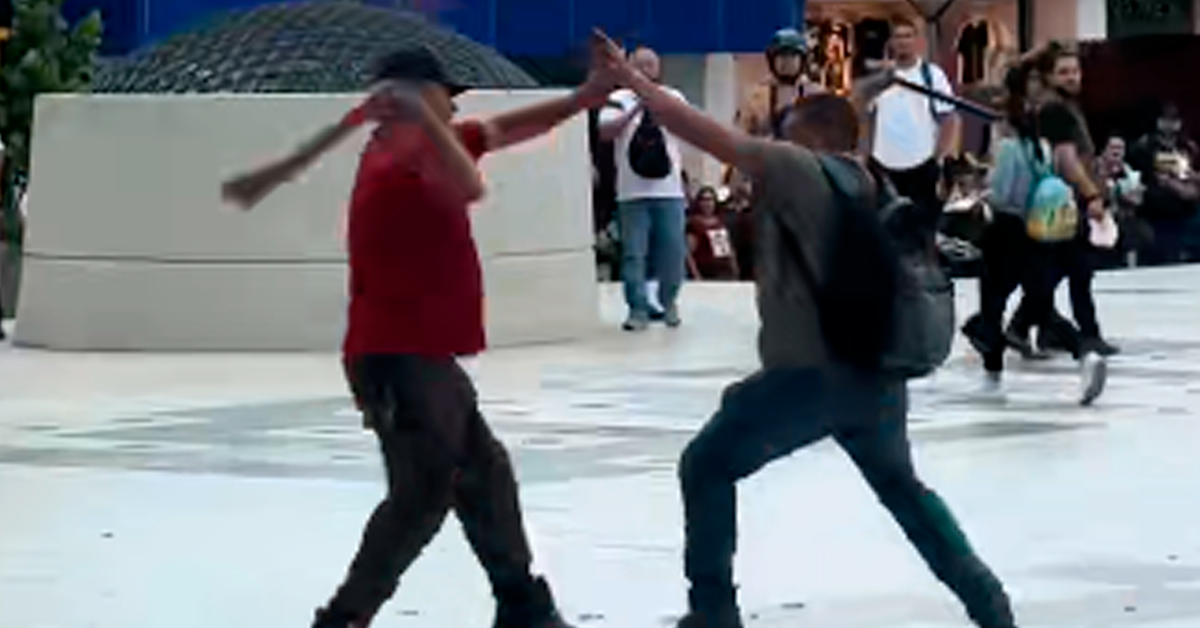 Dos hombres se dan a golpes con palos en media Plaza de la Cultura