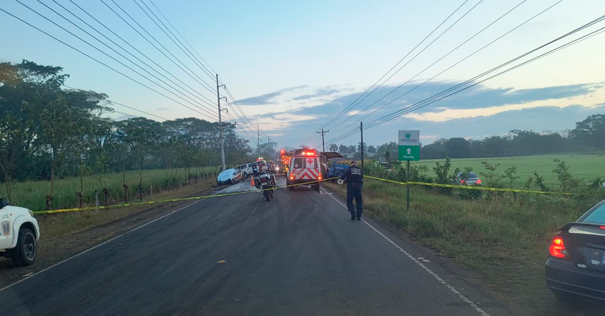 Fuerte choque entre chapulín y dos vehículos deja un fallecido