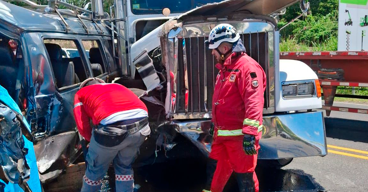Identifican al hombre que murió tras violento choque entre buseta y tráiler en Alajuela