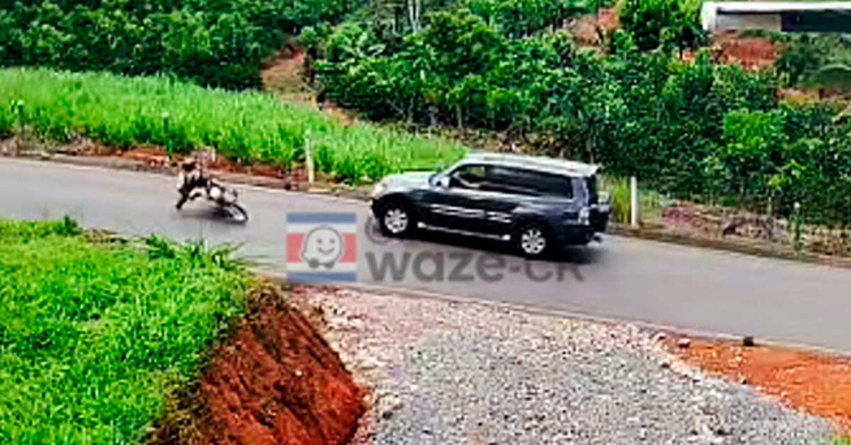 Los gritos de dolor de motociclista tras brutal choque contra un vehículo