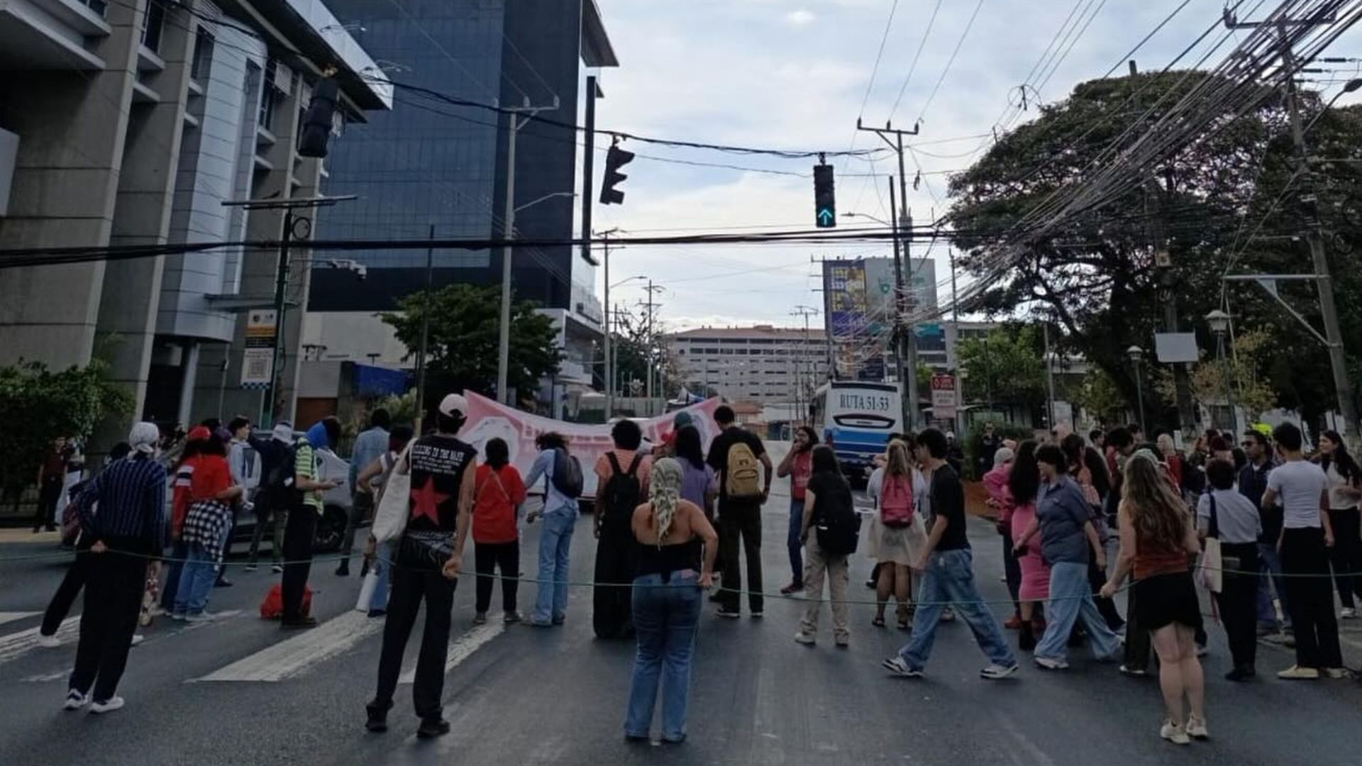 Bloquean importante ruta en San José y provoca caos vial