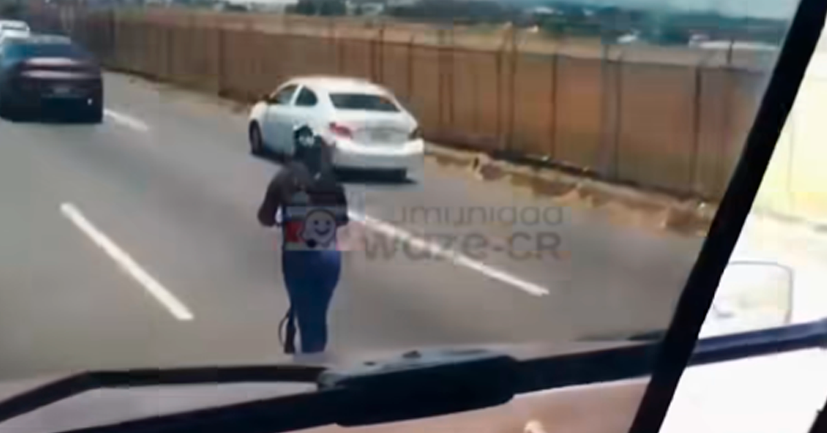 Mujer en scooter comete imprudencia en las cercanías del Aeropuerto Juan Santamaría