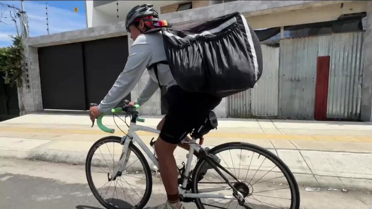 Comunidad se une para apoyar a querida vendedora en bicicleta de Alajuela