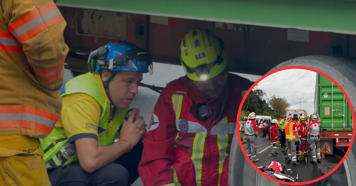 ¡Terrible choque! Motociclista muere tras quedar prensado bajo un camión