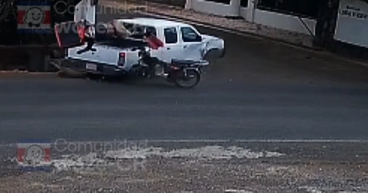 Video capta terrible choque y motorizado salió disparado por los aires
