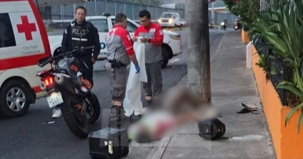 Motociclista pierde el control y muere al chocar violentamente contra poste de luz