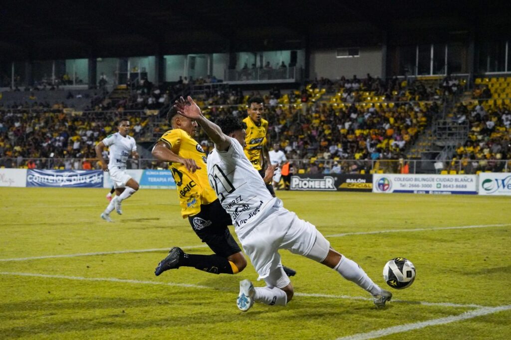 ¡Insólito! Juego entre Sporting y Liberia se encuentra suspendido por un detalle que nadie esperaba