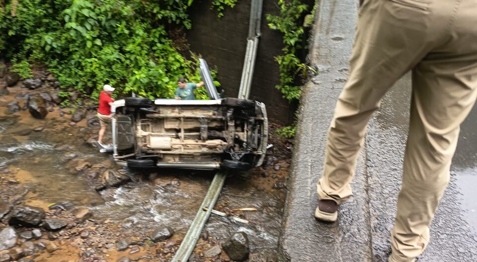 ¡Tragedia! Carro cayó a guindo de cuatro metros y dejó tres heridos en Alajuela