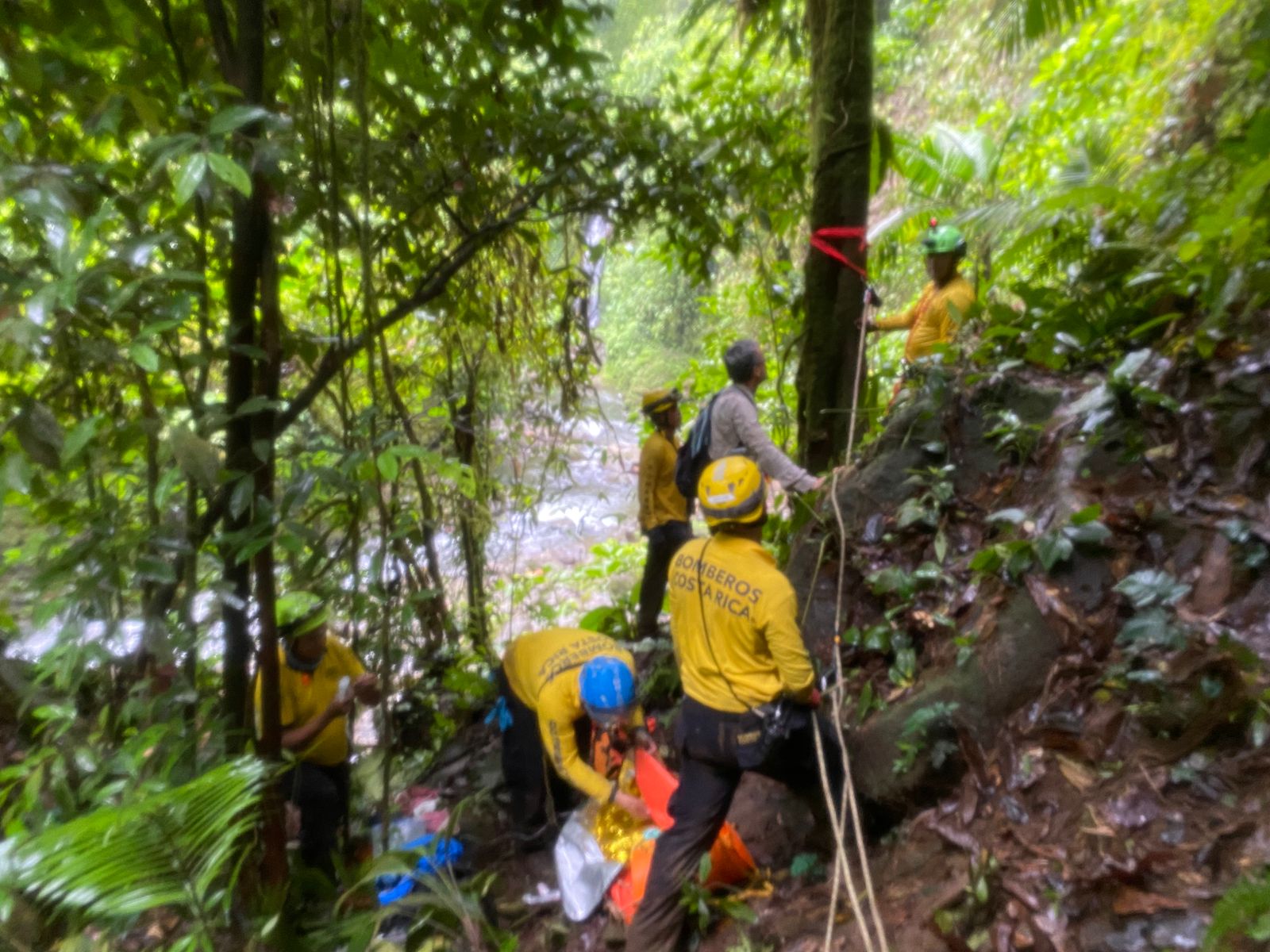Menor cayó a precipicio de 400 metros tras golpe de terraplén: Bomberos comparten videos del rescate