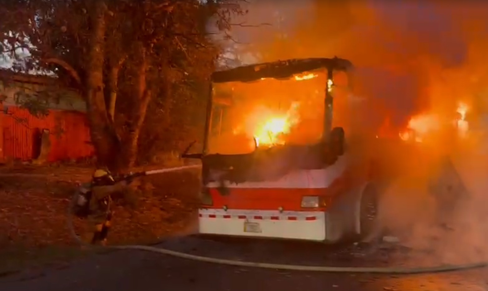 ¡Fuego en autobús! Unidad alza en llamas en plena carretera