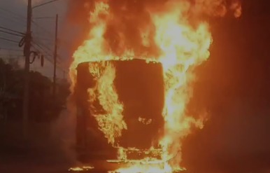 Autobús que se prendió en llamas trasladaba equipo de segunda división rumbo a partido oficial