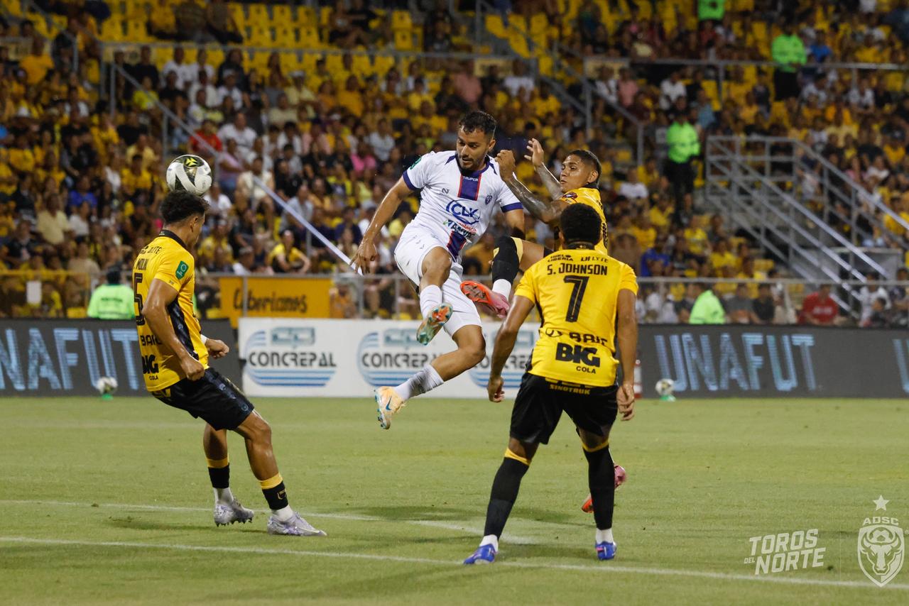 Liberia goleó a San Carlos y pone en aprietos a Alajuelense en la clasificación