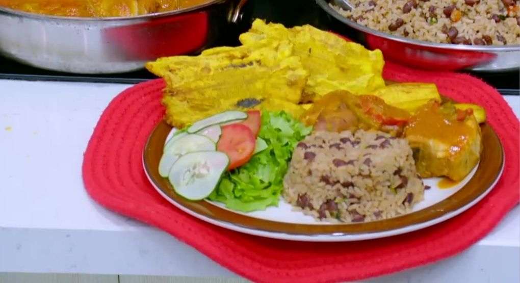Arroz con frijoles con coco, chile panameño y culantro de coyote: una combinación caribeña deliciosa