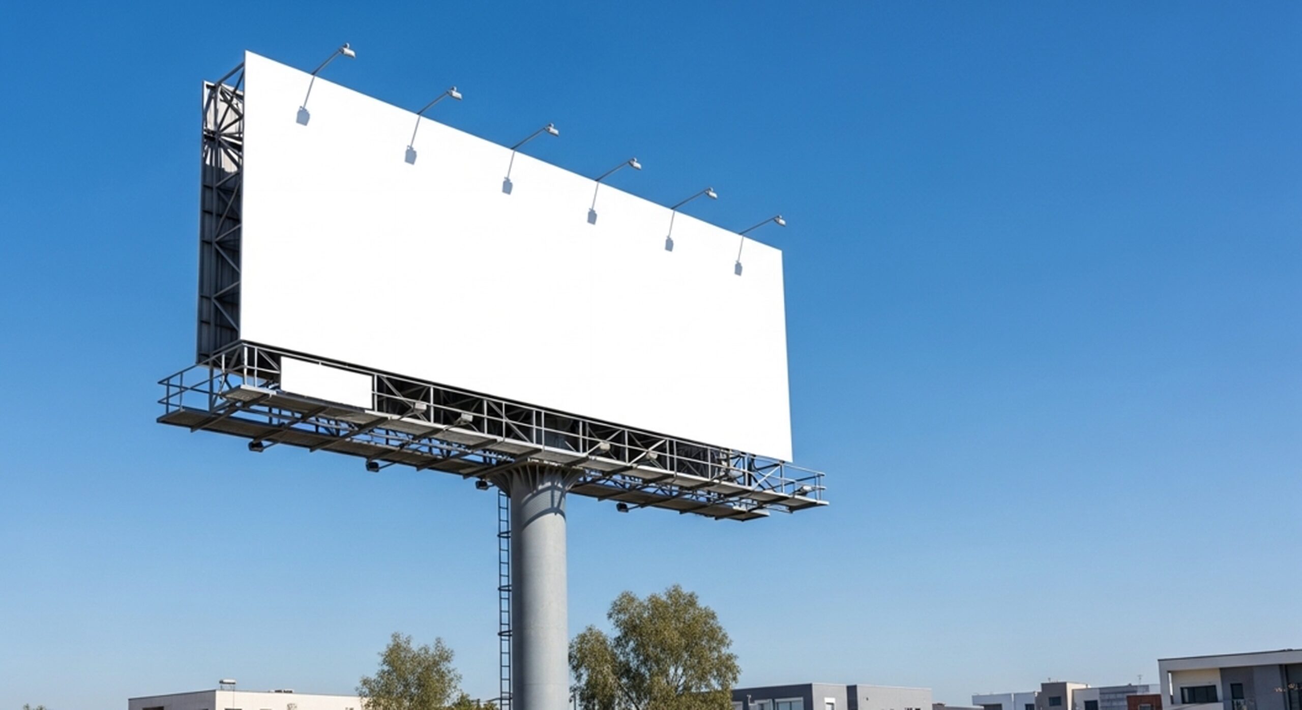 Hombre sufre descarga eléctrica mientras trabaja en valla publicitaria en San José