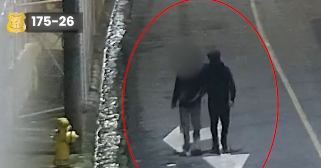 Captan sicario abrazando a quien asesinaría minutos después