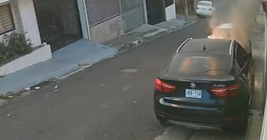 Carro eléctrico alza en llamas tras conectarlo incorrectamente en San José