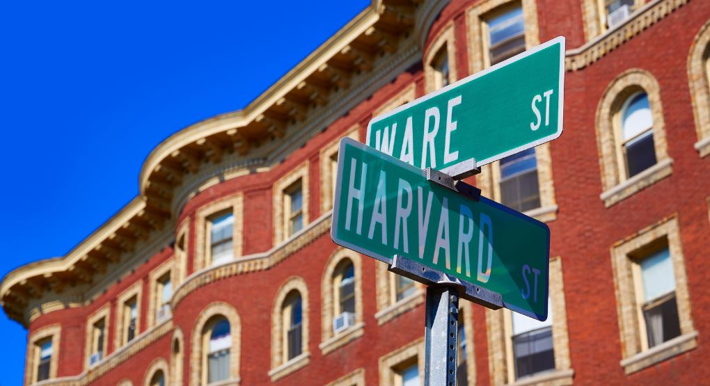 Joven tico hace historia al ganar premio de oratoria en Harvard