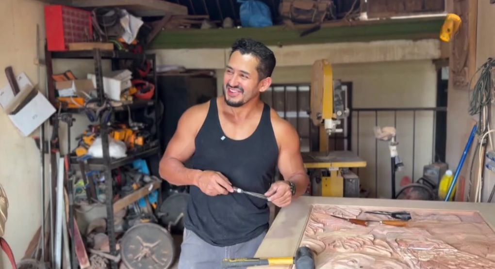 Escultor tico sorprende al combinar arte en madera, físico y música