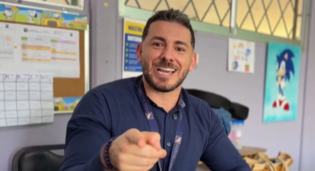 Profesor enseña inglés y motiva con deporte y disciplina