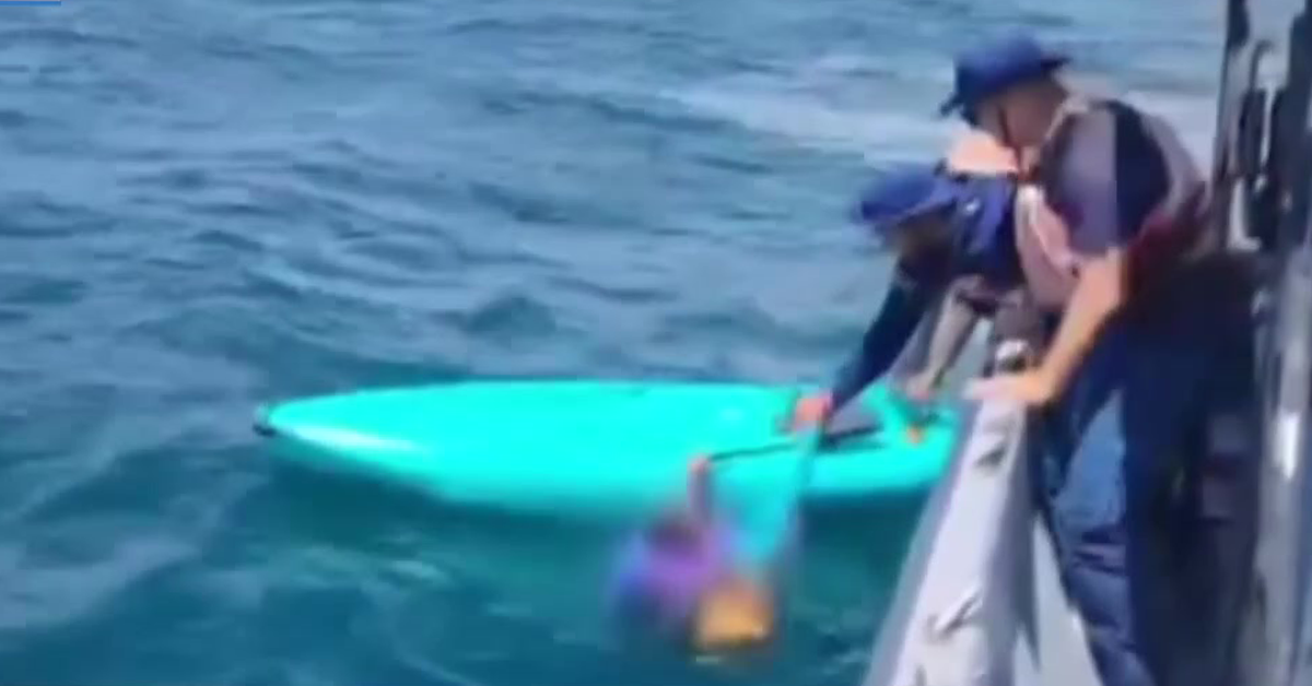 Mujer pierde el control de kayak y provoca rescate en una de las playas más concurridas del país