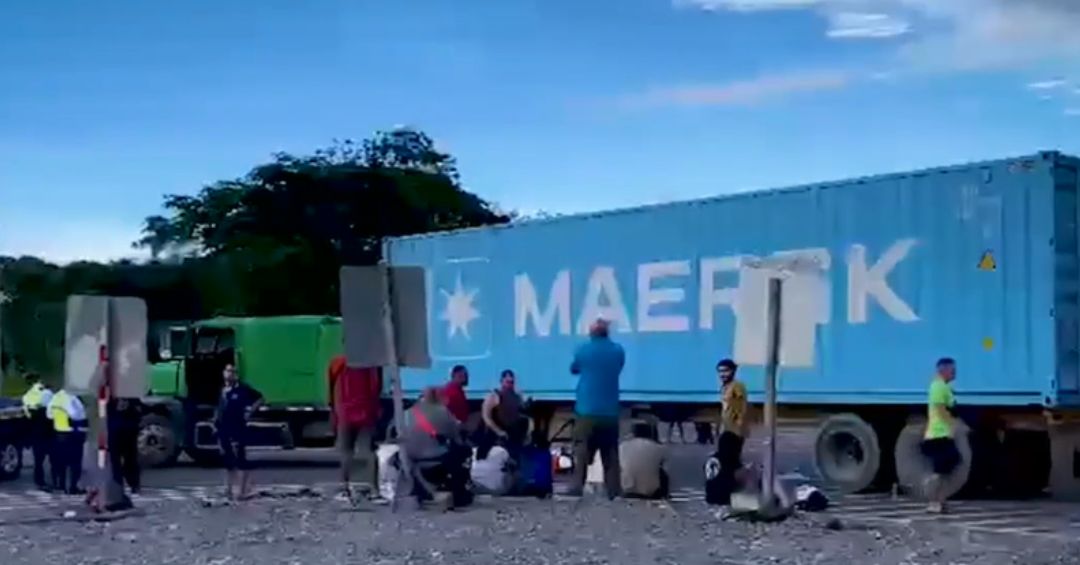 Motociclista murió atropellado por un tráiler que intentaba adelantar en ruta 32