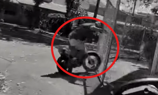 (VIDEO) Motociclista choca dentro de parque tras drámatica persecución en San José