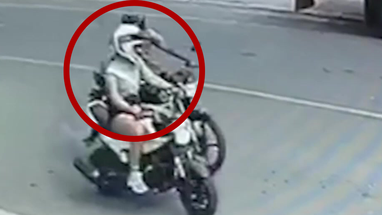 Indignante: captan motociclista que persigue mujer para pegarle una nalgada