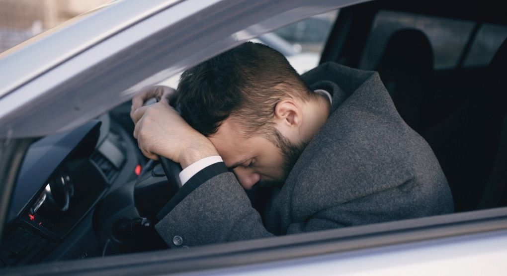 ¿Cómo controlar el estrés al volante y evitar conflictos en carretera?