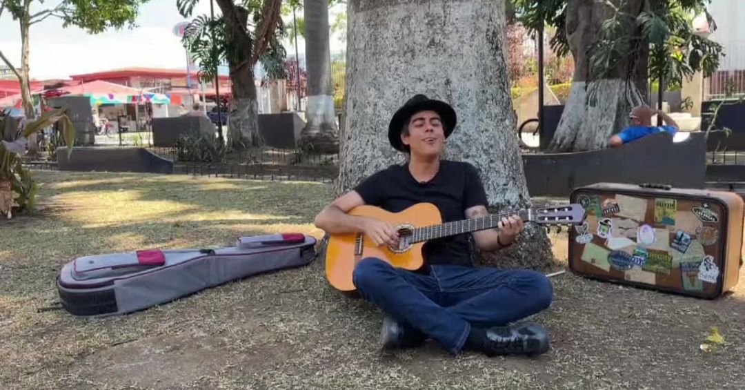 “Pampa Cuentacuentos”: el arte de narrar historias que conquista con guitarra en mano