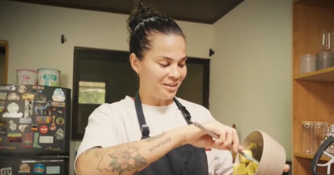 Portera de La Sele femenina responde con reflejos en cancha y la cocina