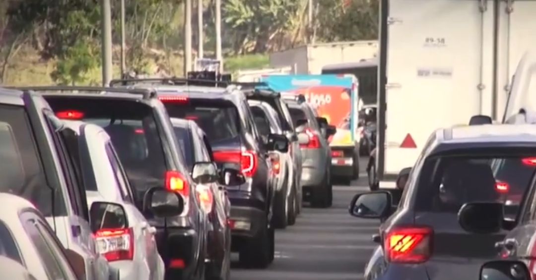 Conductores siguen irrespetando la restricción vehicular