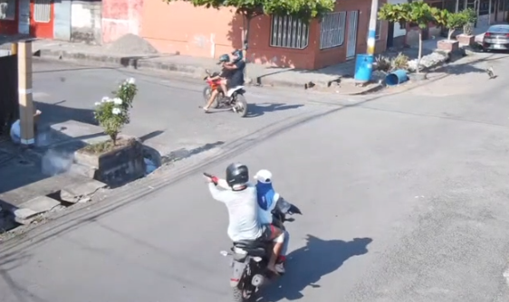 ¡Masacre! Video capta cómo 4 sicarios en dos motocicletas asesinan a joven en Puntarenas