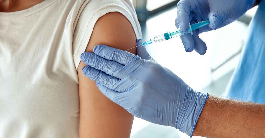 ¿Cuidadores de adultos mayores podrán solicitar la vacuna contra la influenza?