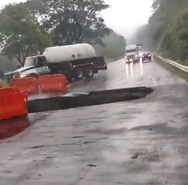 MOPT se pronuncia sobre hundimiento que genera caos vial en Ruta 27