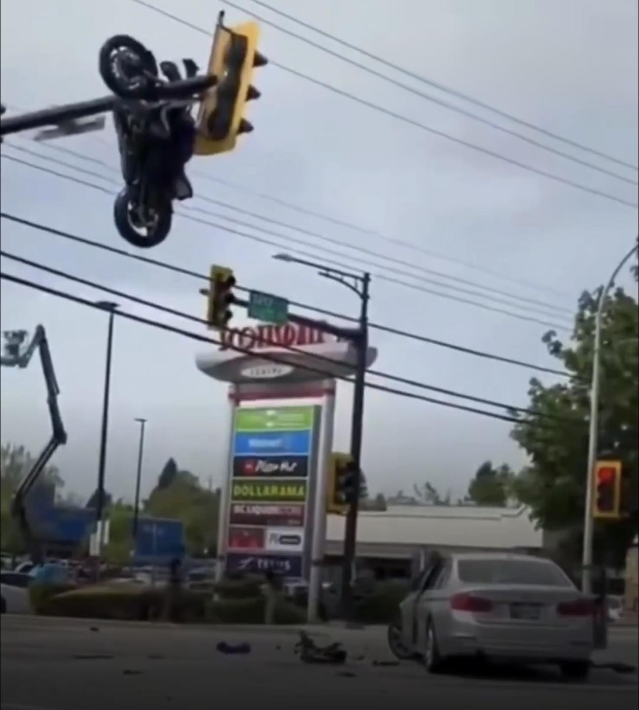 ¡Increíble! Moto termina guindada de un semáforo tras terrible accidente en Canadá