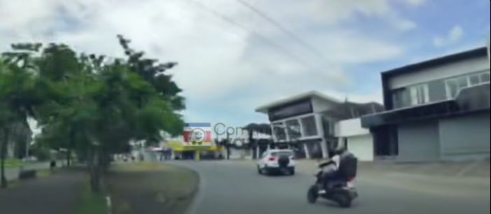 Imprudencia pudo terminar en tragedia: Motociclista casi provoca accidente en Limón
