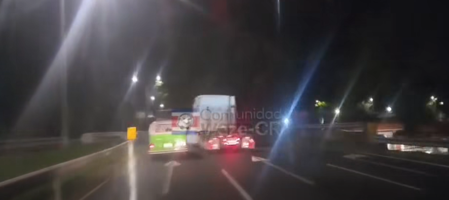 ¡Impactante! Cabezal de tráiler chocó una buseta y carro lo siguió tras darse a la fuga