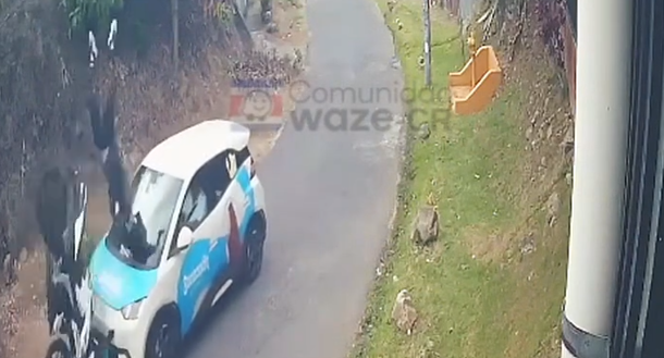 (VIDEO) Motociclista sale volando tras chocar de frente con vehículo