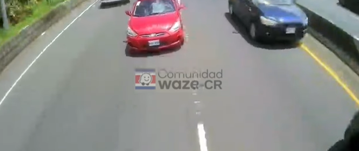 Carro hizo maniobra que indigna a los conductores